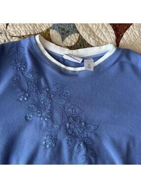 Vintage 90s blue & white floral embroidered spring sweater w double collar